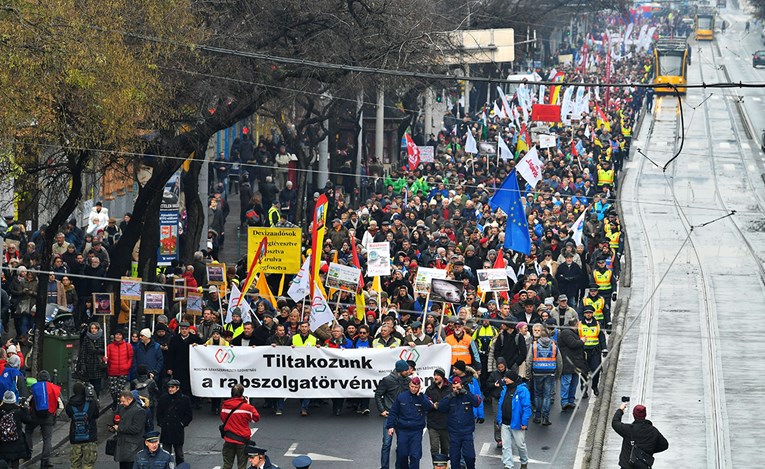Tisuće mađarskih radnika na ulicama zbog "robovskog zakona"