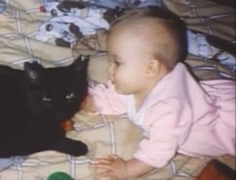 Crna maca spasila život bebi koja se gotovo ugušila usred noći