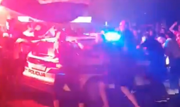 Navijači u zagrebačkoj Dubravi okružili i tresli policijski auto, pogledajte snimku