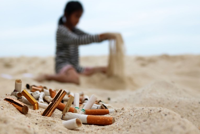 Malo što zagađuje more i plaže kao opušci cigareta