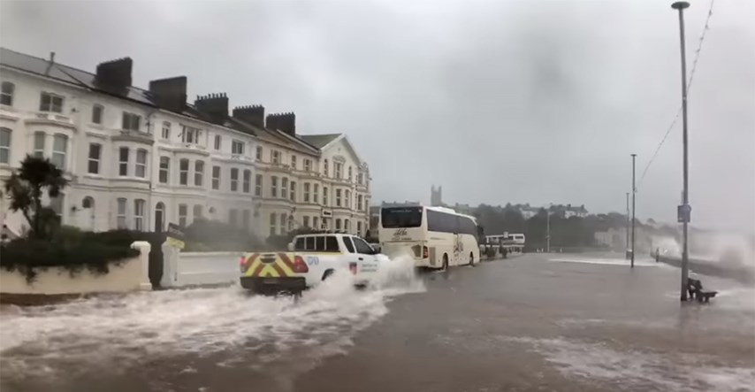 VIDEO Strašna oluja pogodila Veliku Britaniju, deseci tisuća domova bez struje