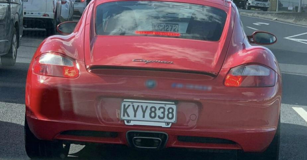 Kakav car! Vlasnik Porschea se narugao vozačima BMW-a