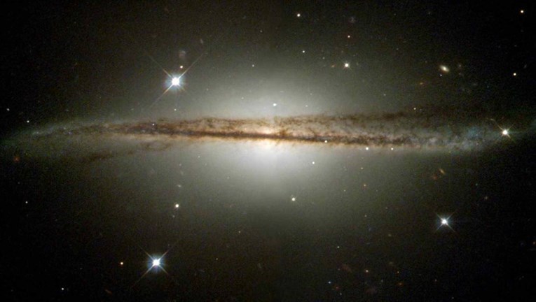 Znanstvenici upravo otkrili da je naša galaksija zapravo zakrivljena