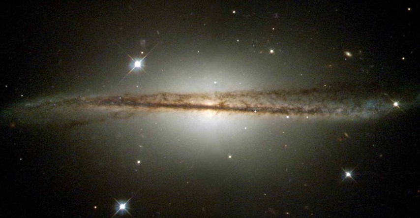 Znanstvenici upravo otkrili da je naša galaksija zapravo zakrivljena