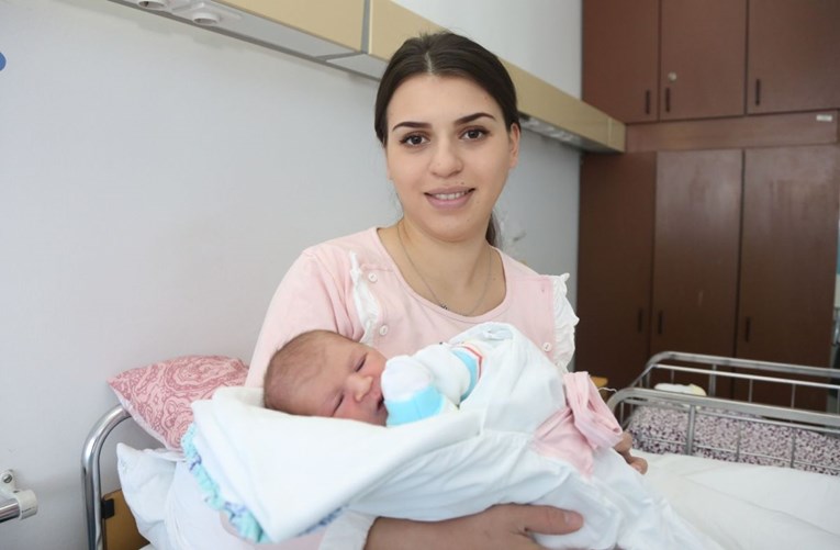 Mia iz Knina prva je beba rođena u Hrvatskoj u 2019. godini