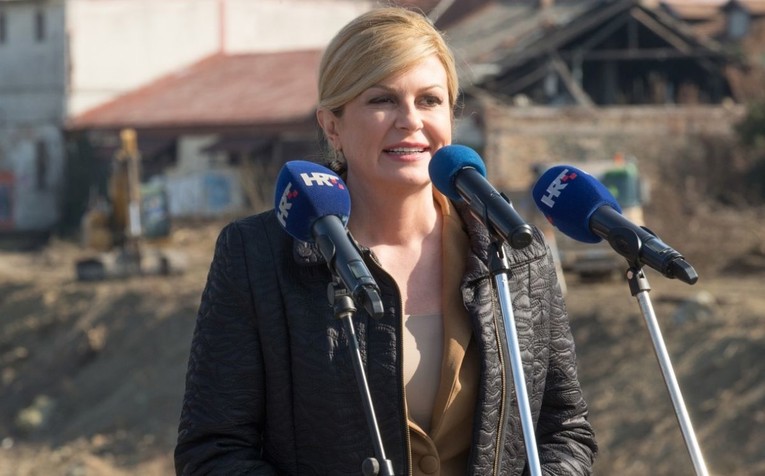 Morat ćete se dobro zagledati da uočite što Kolinda nosi ispod sakoa