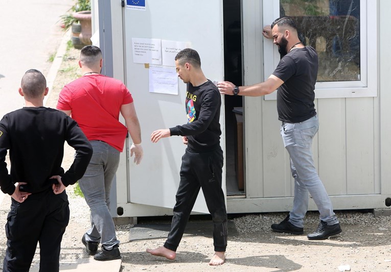 Sukobili se migranti u Velikoj Kladuši pa napali policajce, najmanje 20 uhićenih