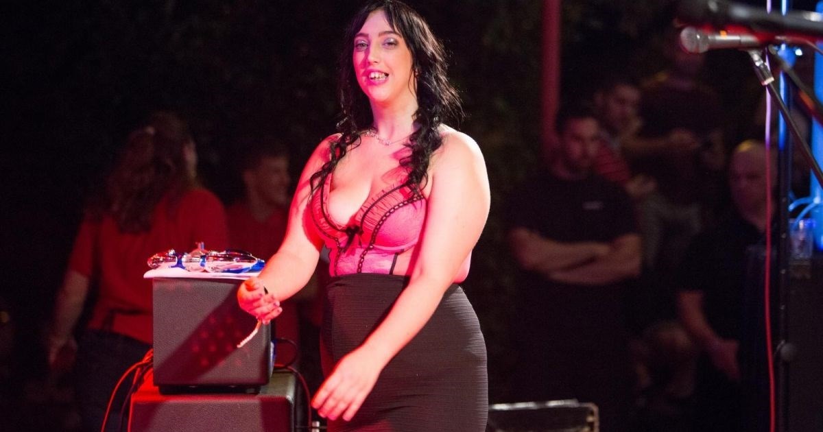 Nikolina iz Ljubav je na selu kažnjena s 370 kuna jer je pokazivala golu guzu