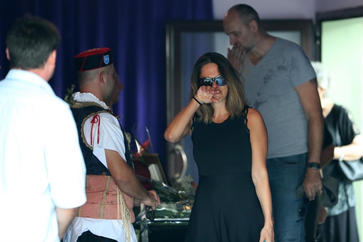 Nisu mogli zadržati suze: Brojni poznati oprostili se od Olivera u Veloj Luci