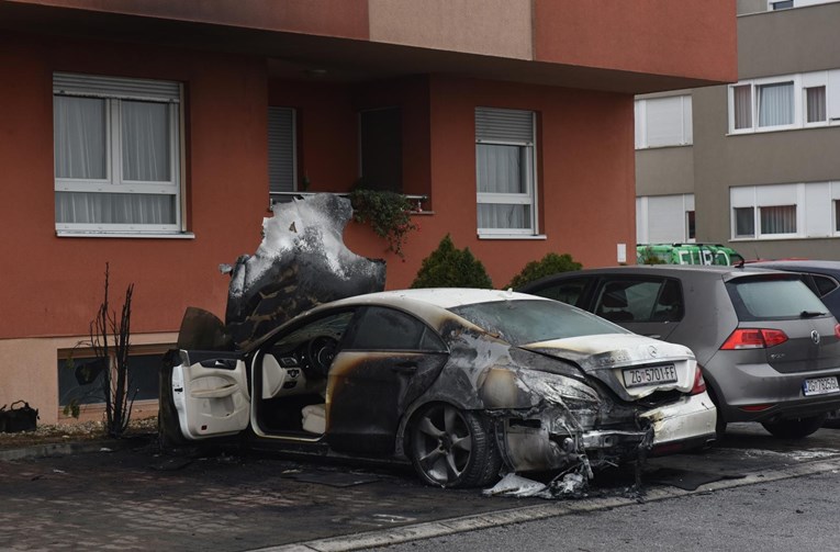 VIDEO Zapaljena dva auta u Zagrebu, vatra izbila na Mercedesu