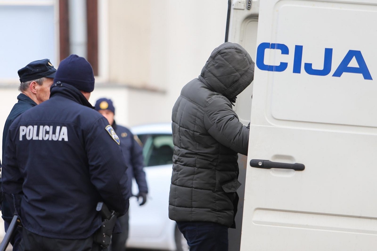 Policija u Gračacu uhitila dvojicu Slovenaca, u kamionu krijumčarili 41 migranta