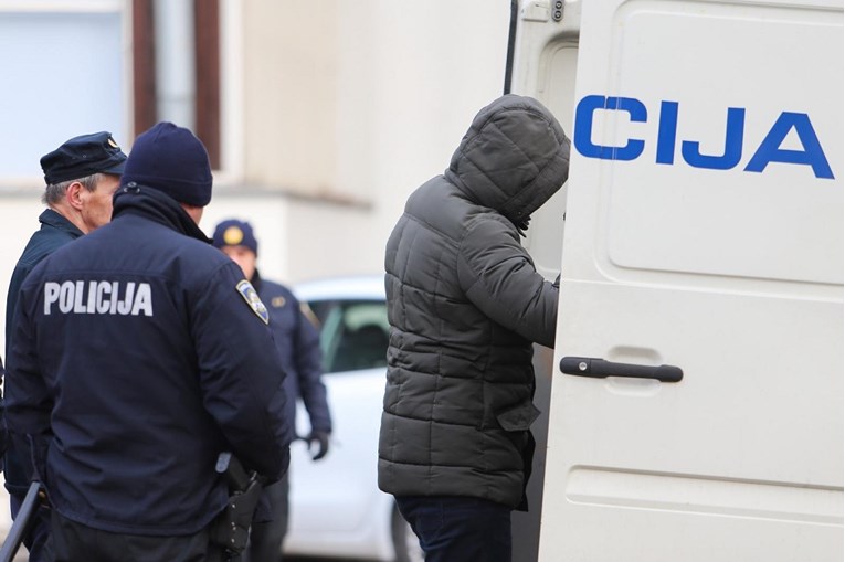 Policija u Gračacu uhitila dvojicu Slovenaca, u kamionu krijumčarili 41 migranta