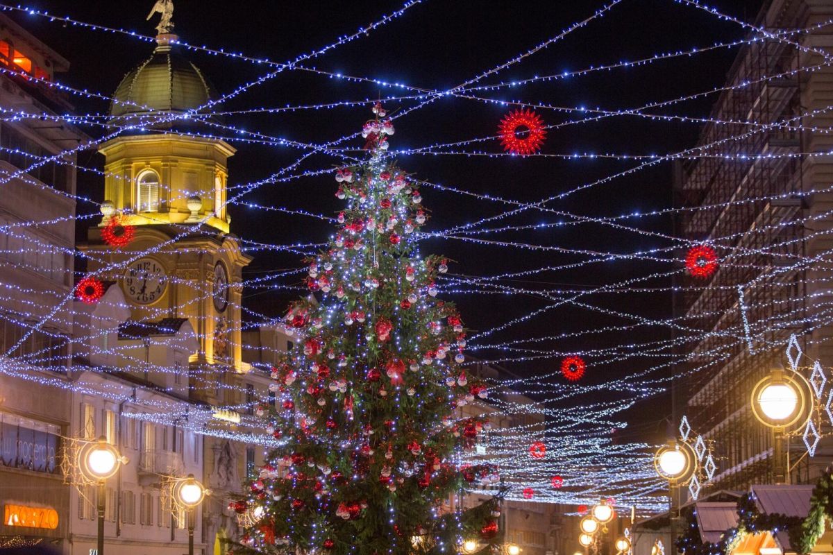 Počela je božićna čarolija: Pogledajte adventsko raspoloženje diljem Hrvatske