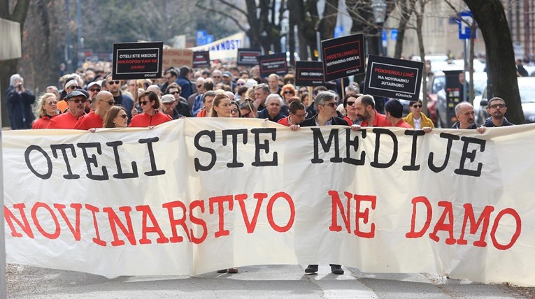 VIDEO Više od 1000 ljudi prosvjedovalo pred vladom: "Dosta je progona novinara"