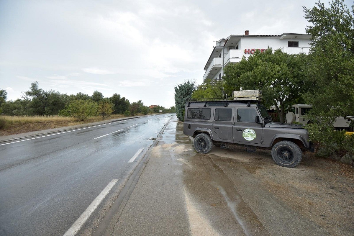 Pijani maloljetnik motorom naletio na četiri djevojke u Starigradu Paklenica