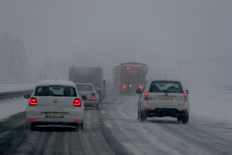 Srbin postao hit na internetu, pogledajte kako se vozio u spačeku po snijegu