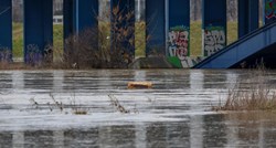 Voda raste u BiH: Uništen je most, ugrožene su kuće. Poplave prijete i Hrvatskoj
