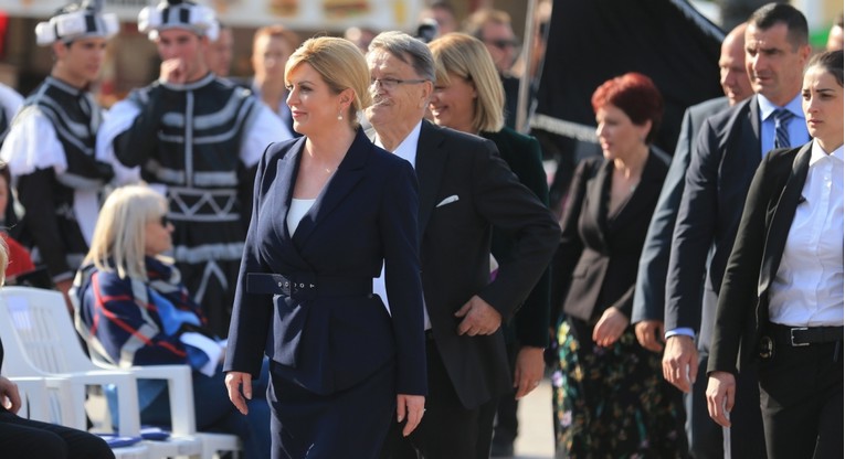 Kolinda u Vukovaru stegnula struk i pokazala neobične rupičaste štikle