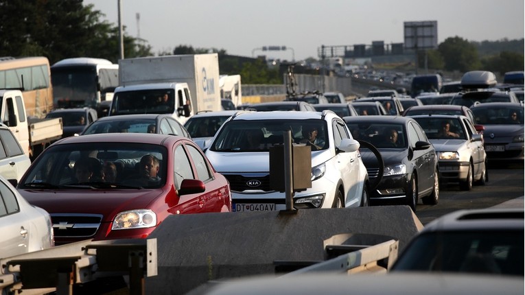 Ogromne gužve i nesreće na cestama prema moru, na Lučkom kilometarske kolone