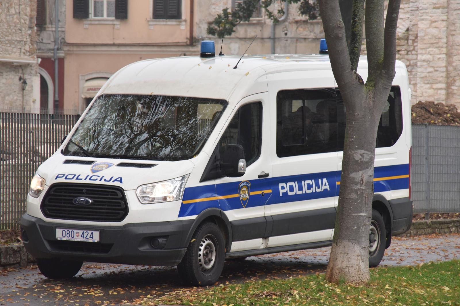 Šetali po Puli s granom marihuane. Onda im je policija doma našla još trave