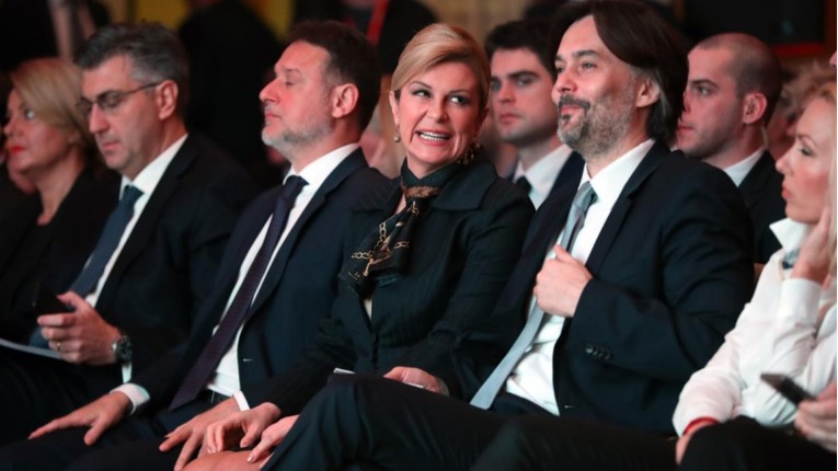 Kolinda se na konferenciji pojavila u suknji kraćoj nego ikad