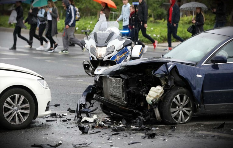 Teška nesreća u Zagrebu: Troje u bolnici, jedan auto je uništen