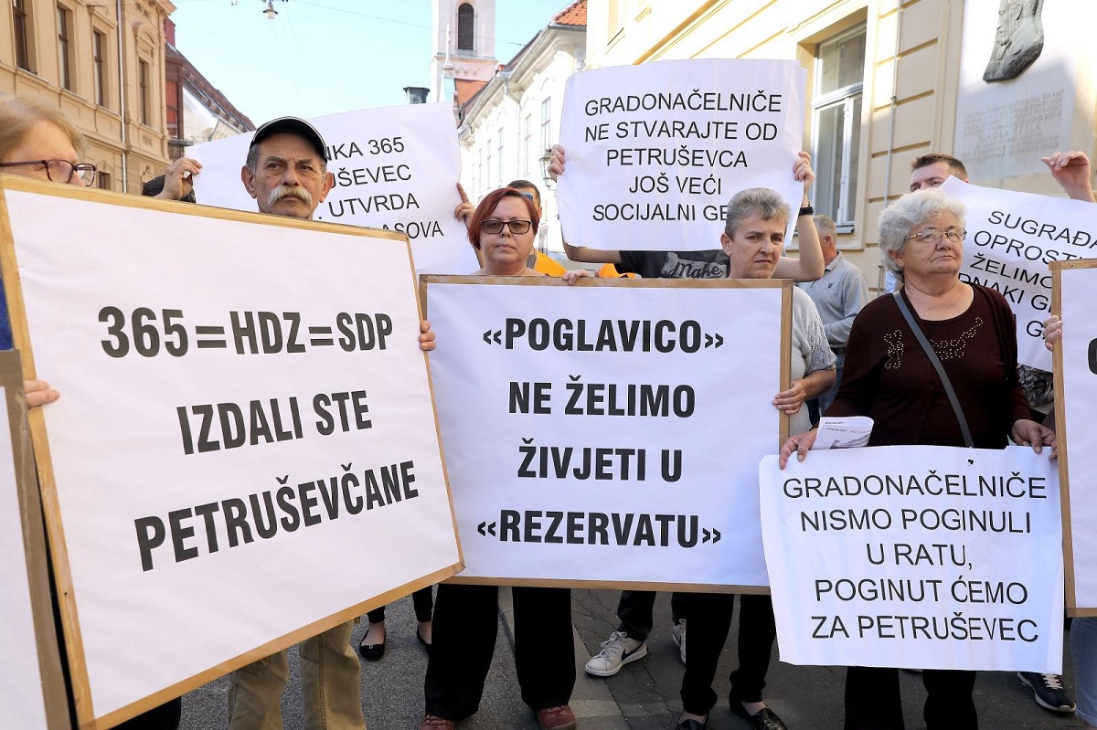 Prosvjednici izviždali Bandića, on samo prošao pored njih: "Zašto si nas izdao?"