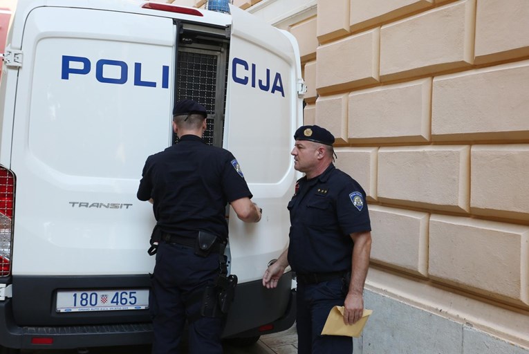 Zadarski tinejdžer prijetio redakciji radija molotovljevim koktelom. Uhićen je