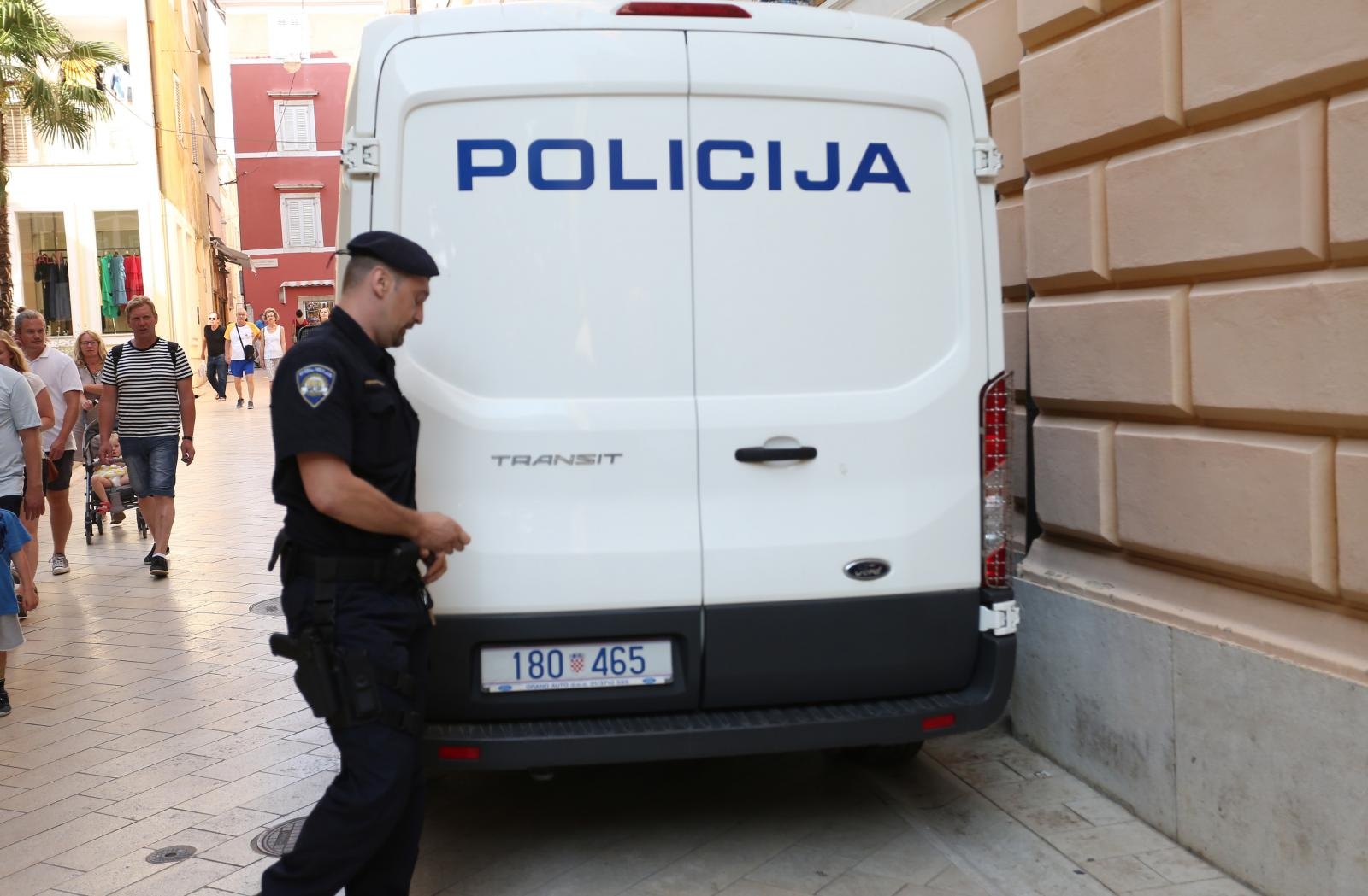 Goli muškarac udario mladića u Zadru i oteo mu džemper