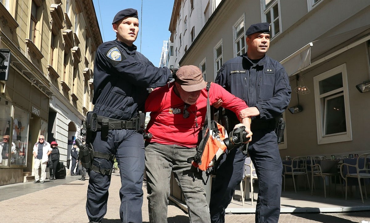 VIDEO Policija brutalno privela fotoreportera dok je Keleminec palio Novosti