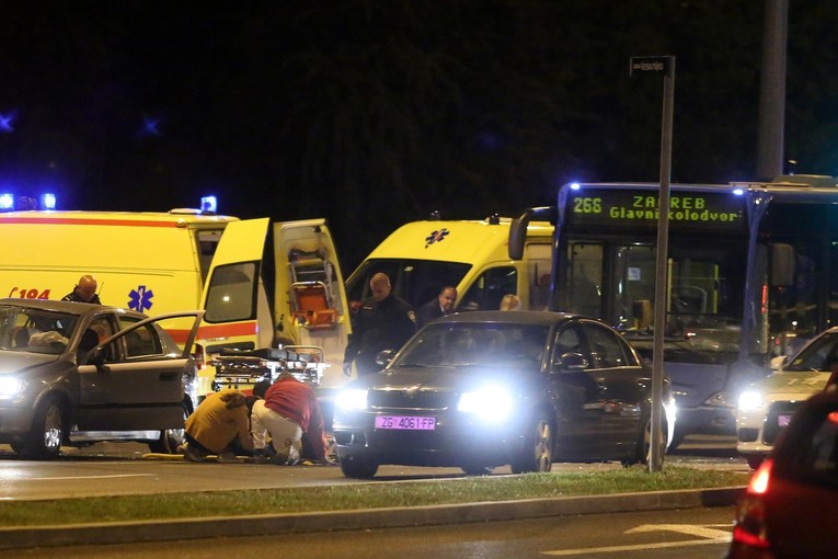 Sudar autobusa i auta u Zagrebu, petero ozlijeđenih