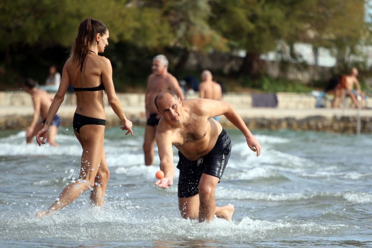 Ljeto, jesi to ti? Splićani na Bačvicama igaju picigin i kupaju se