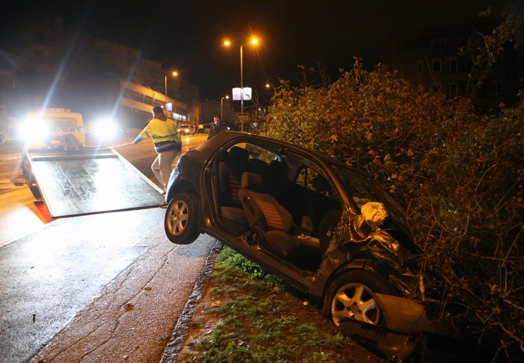 FOTO U Splitu slupao parkirane aute pa sletio s ceste. Auto mu je uništen