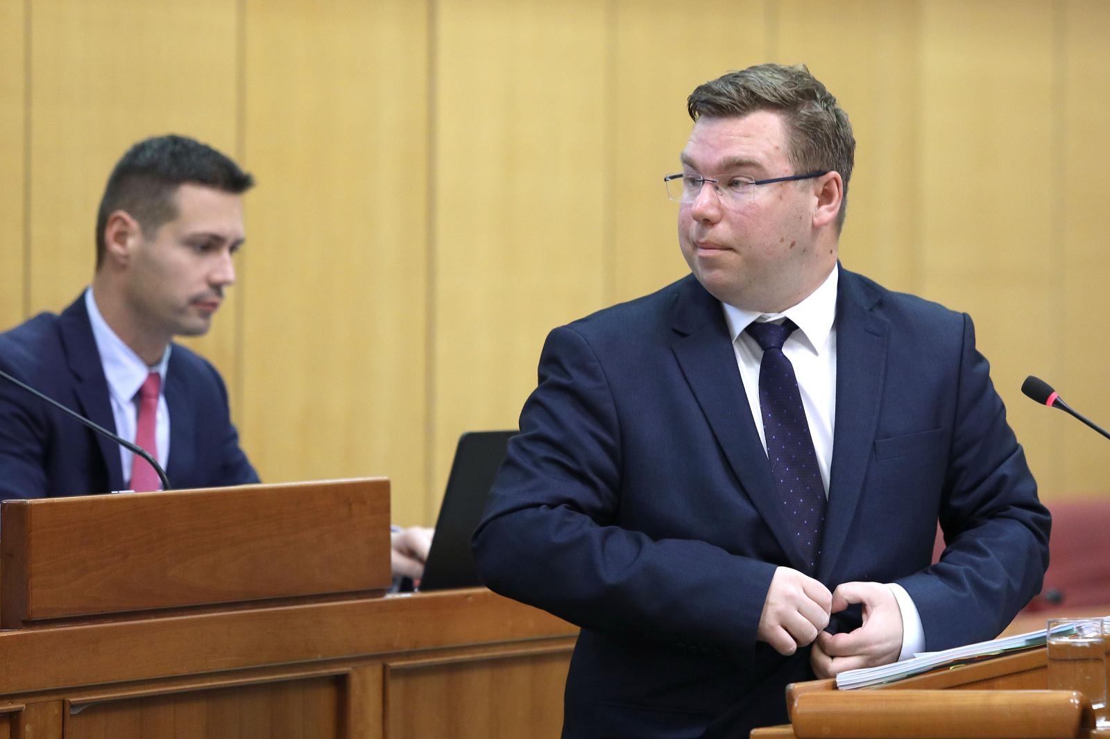Pavić predstavlja mirovinsku reformu u saboru, oporba se buni