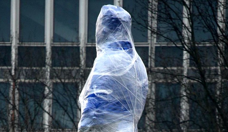 FOTO Tuđmanov kip omotali folijom