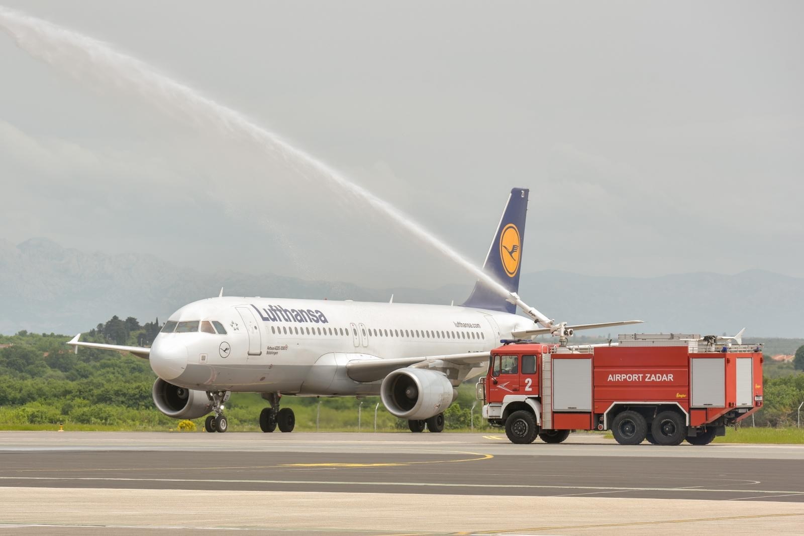 Prvi avion Lufhanse na liniji München-Rijeka sletio na Krk