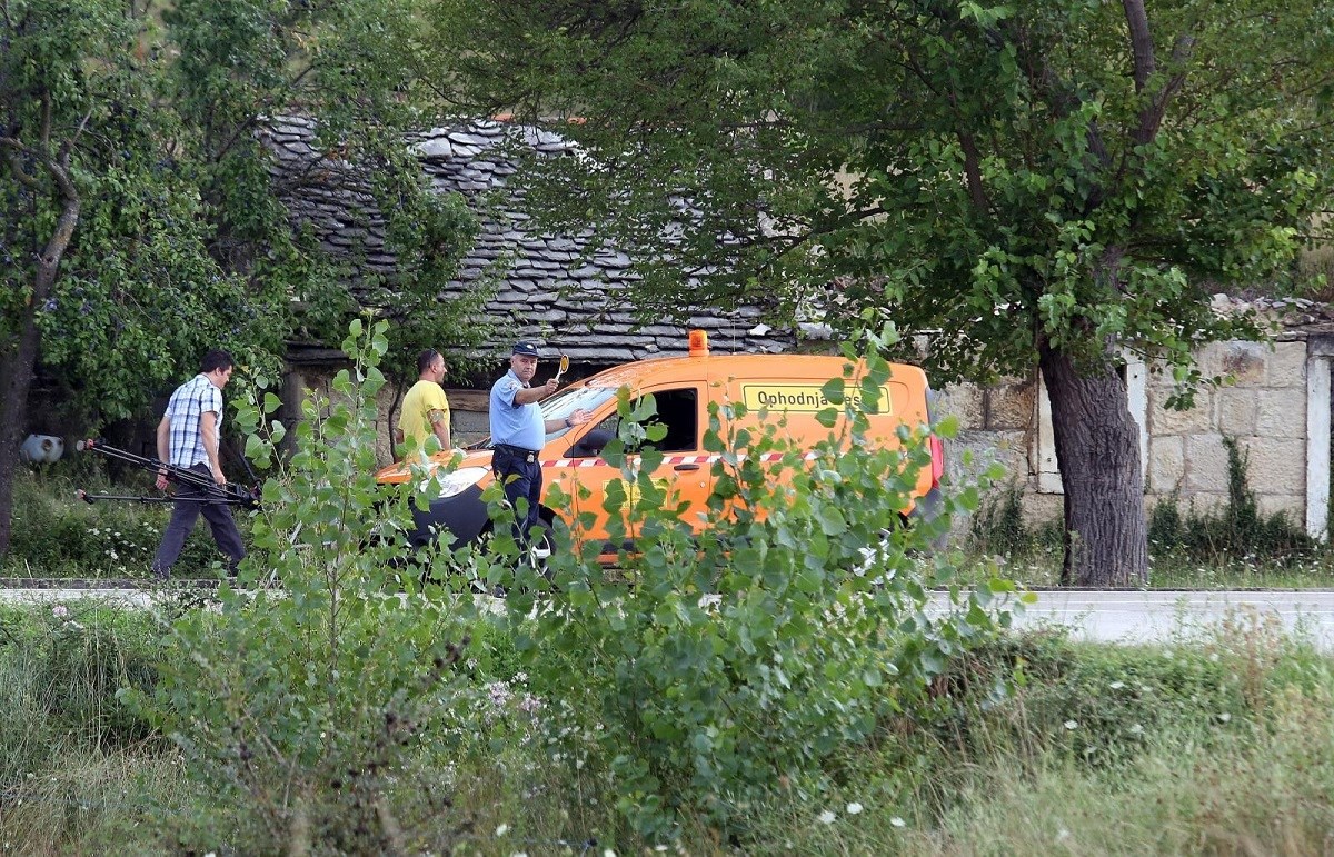 Zbog prebrze vožnje zabila se u vojno vozilo, poginula 18-godišnja suputnica