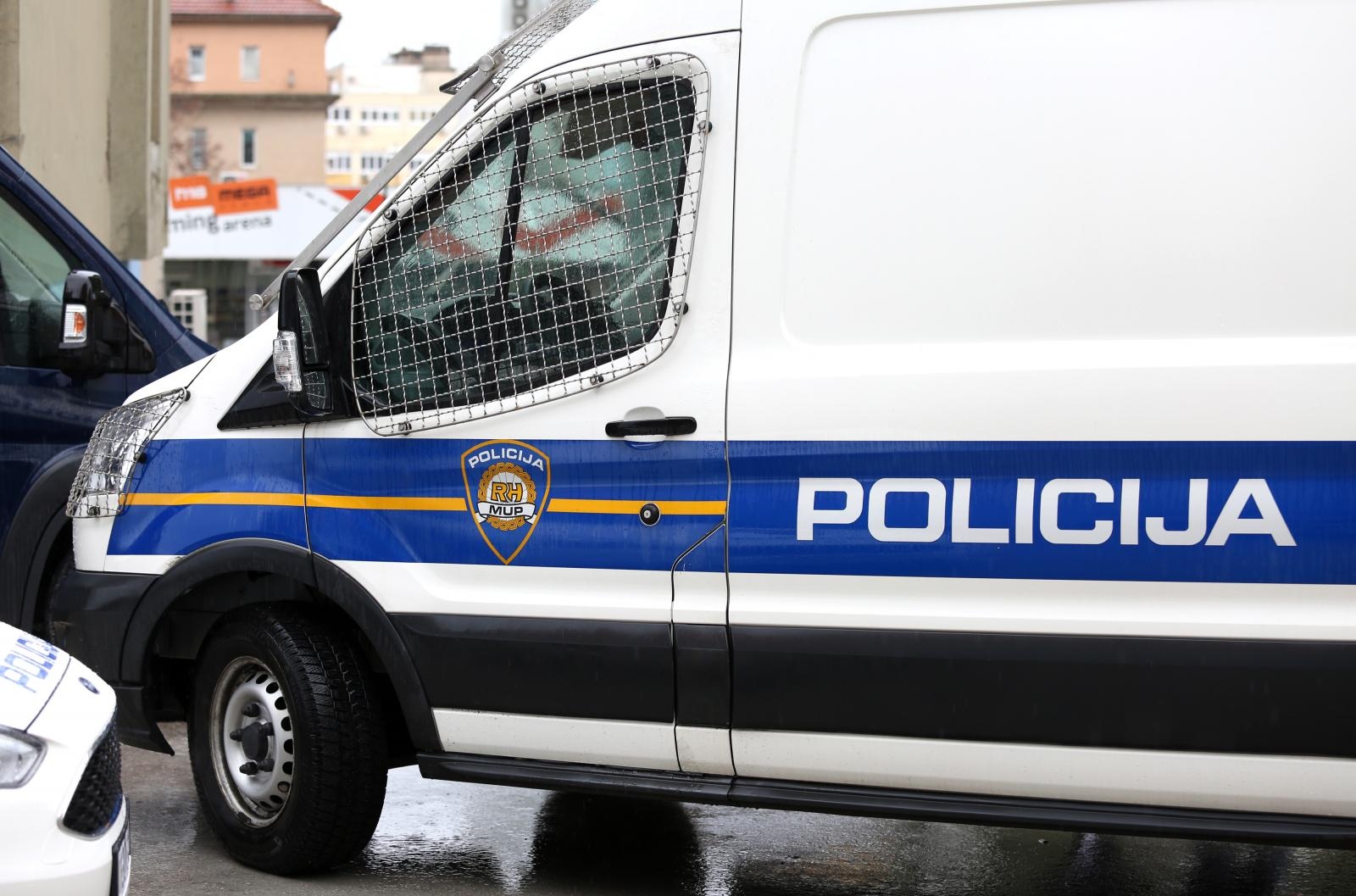 Napao staricu zbog parkinga u Karlovcu, ona ga porezala sjekirom