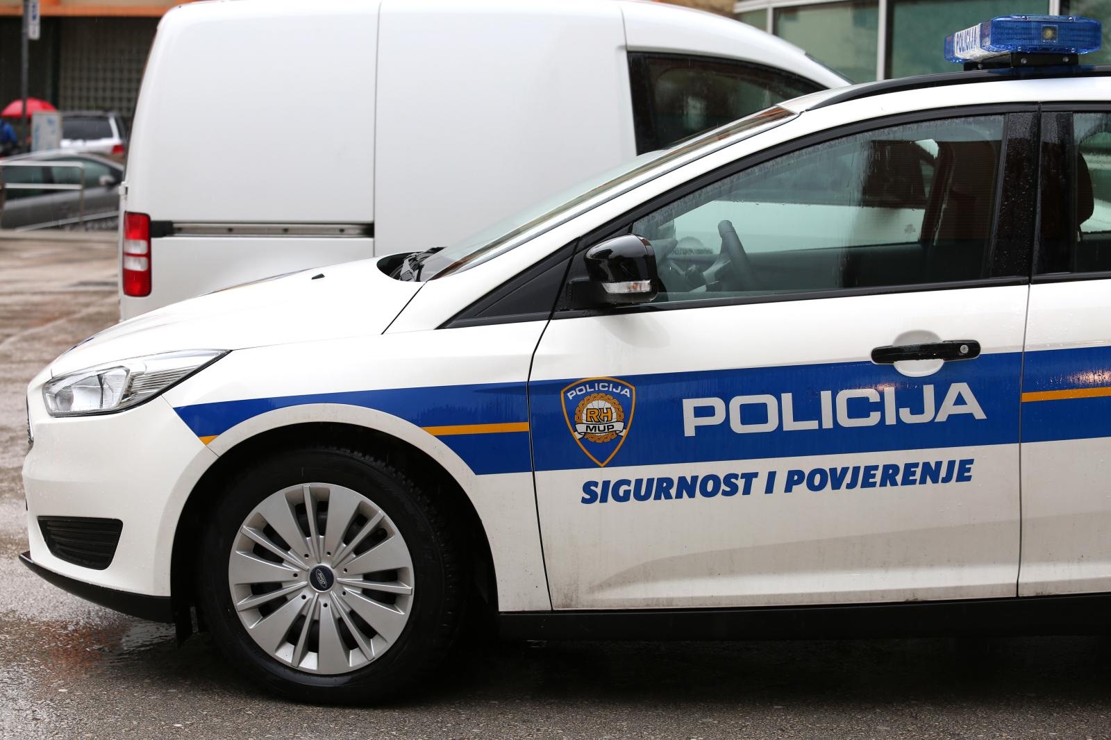 Zidarskim čekićem mu slomio lubanju u Sinju