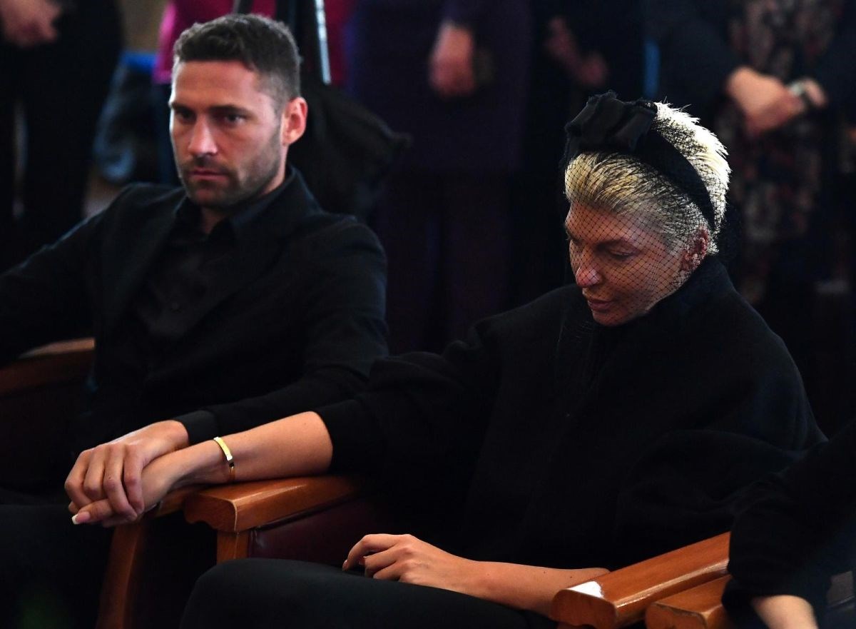 Karleuša potpuno slomljena na komemoraciji za majku Divnu, od tuge ošišala kosu