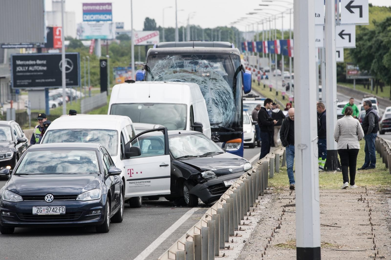 Bus izazvao lančani sudar u Zagrebu, slupalo se 7 auta, jedna osoba ozlijeđena