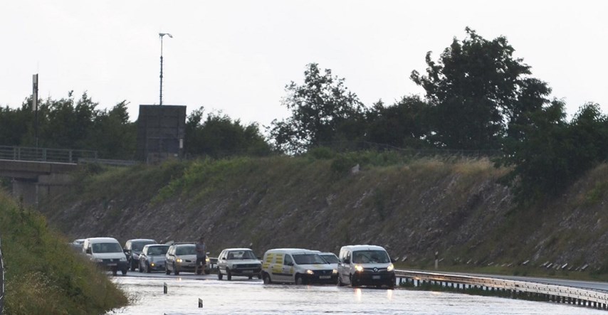 VIDEO Bujica blokirala autocestu u Istri, auti zapeli u vodi