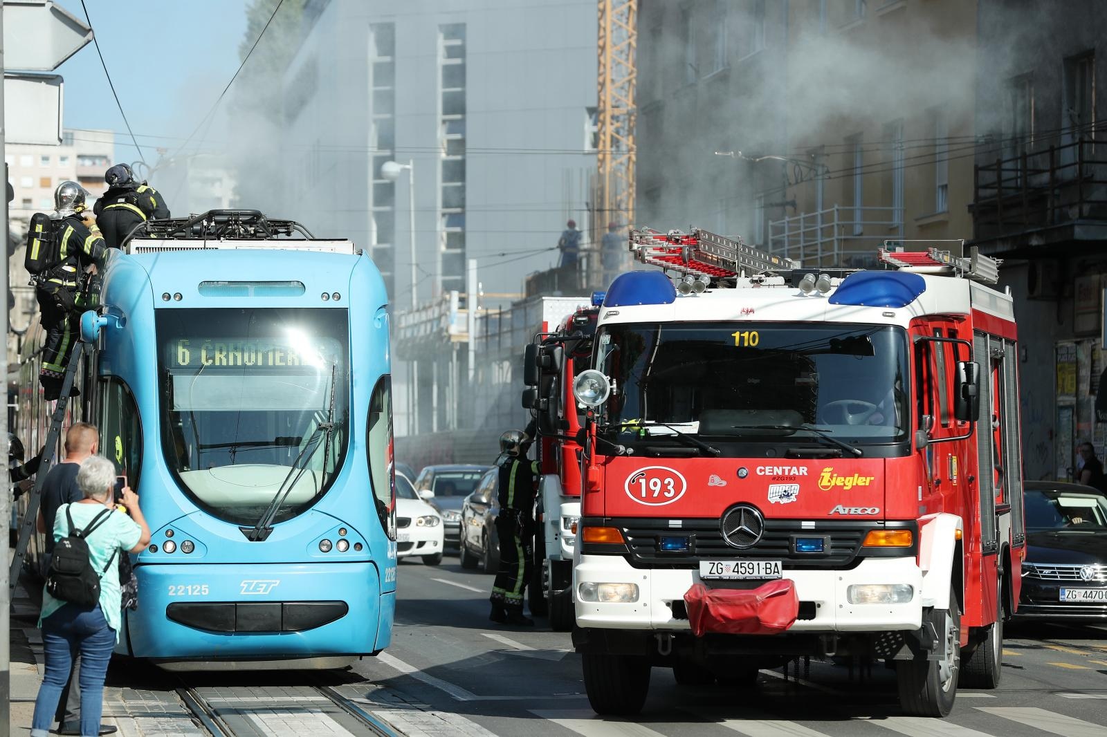FOTO Nešto se zadimilo na krovu tramvaja u zagrebačkoj Ilici