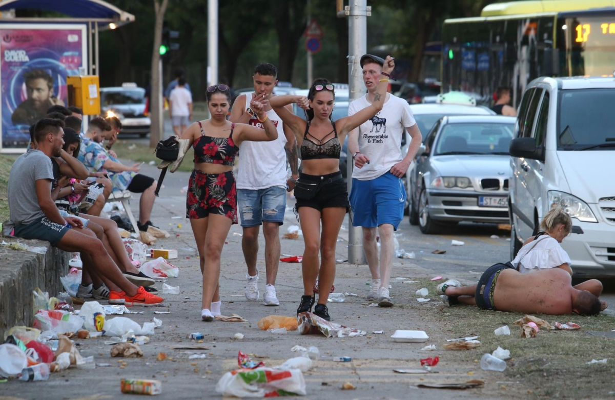 Ljudi spavaju na ulici, smeće posvuda: Apokaliptični prizori u Splitu nakon prve večeri Ultre