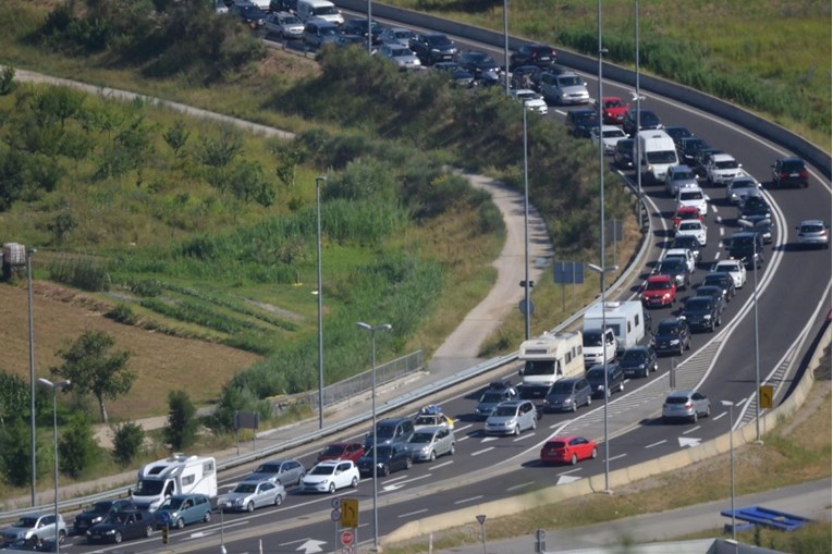 HAK za ovaj vikend najavio pojačan promet i zastoje na cestama