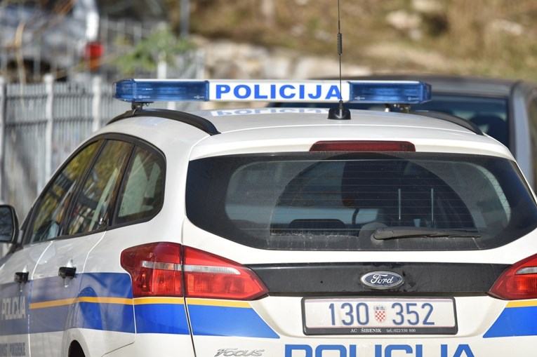 Policajac u Šibeniku mladića pitao ima li droge. On mu dao