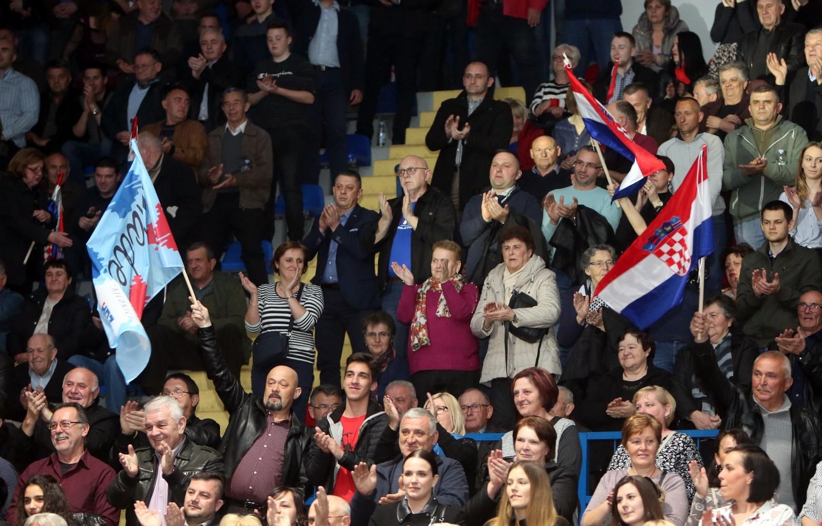 Kako je Plenković napunio gospićku dvoranu? Ne s ljudima koji žive u Lici