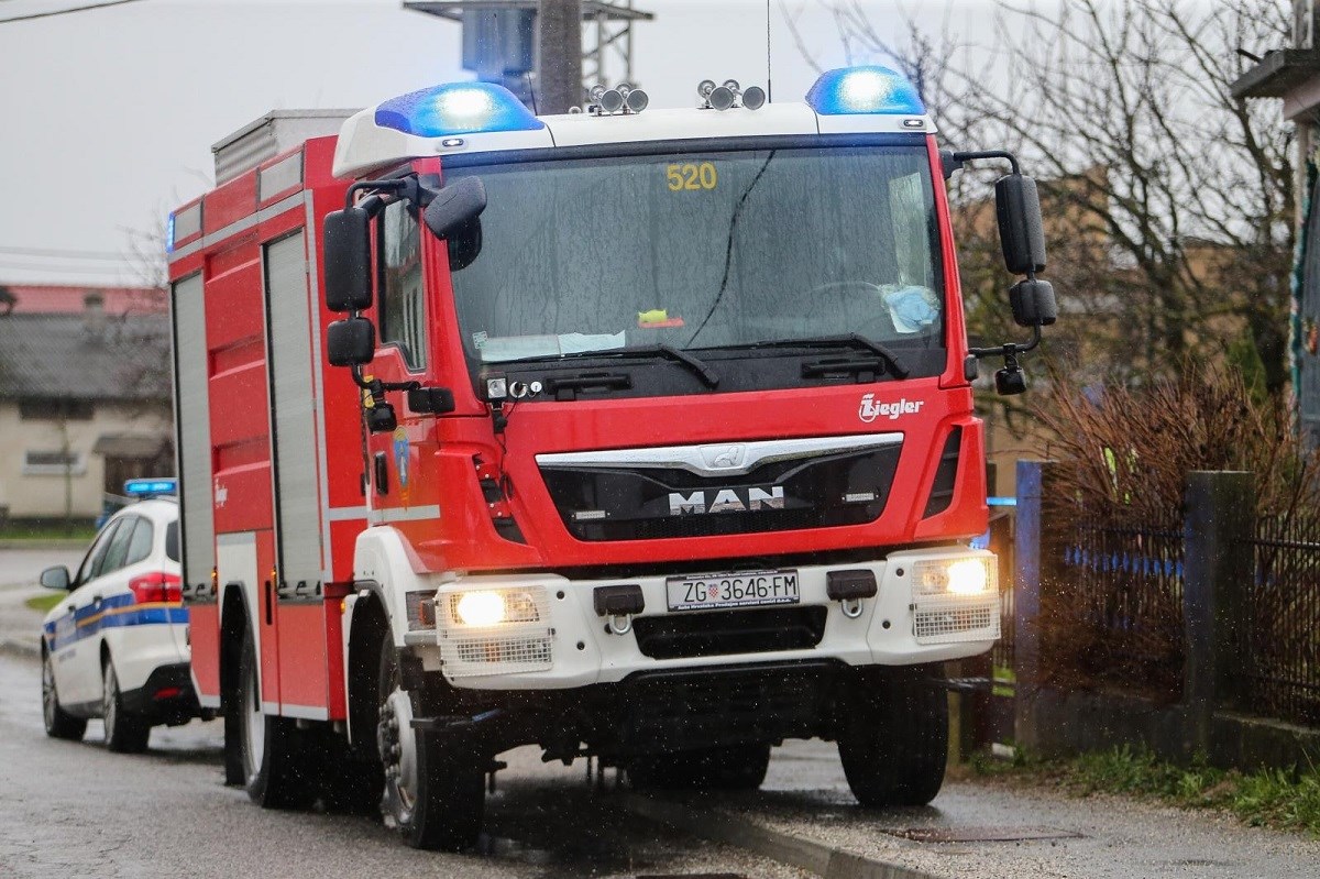 Gorio stan na 4. katu zgrade u Zagrebu