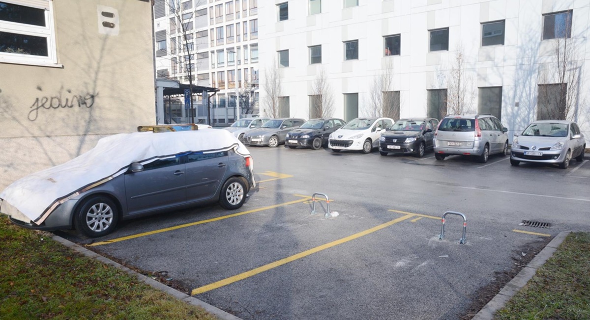 Tip u Sisku pokrio auto dekom da ga zaštiti od hladnoće