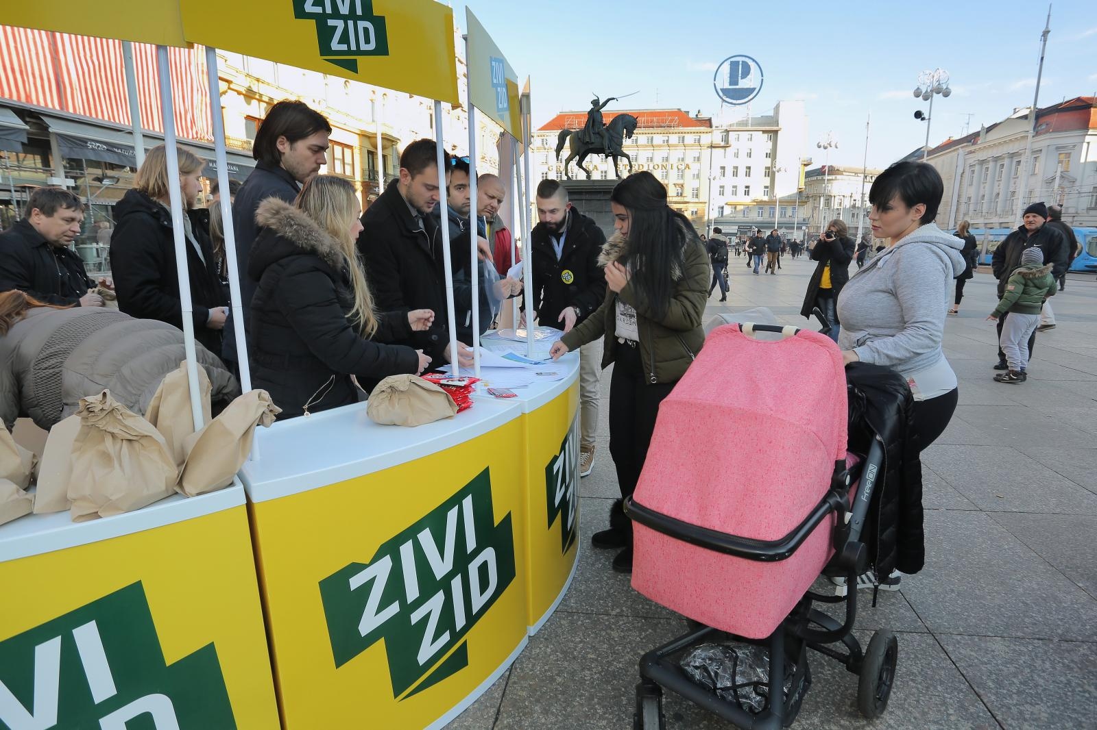 Živi zid dijelio novac samohranim roditeljima